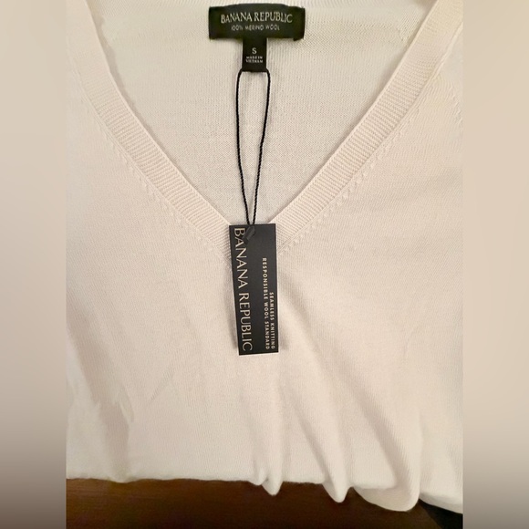 Banana Republic Women's Merino Wool Cream V-Neck Sweater - Picture 5 of 7